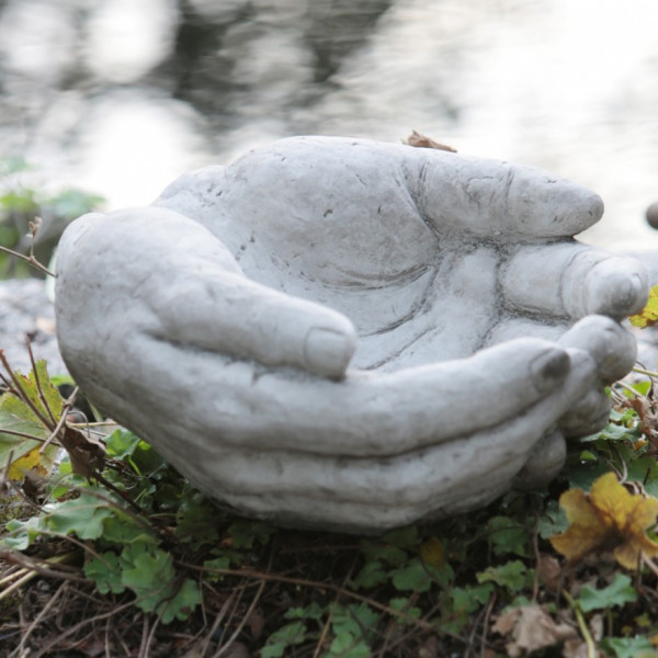 Vogelbad - geöffnete Hände