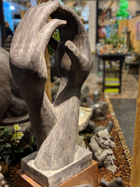 Abstrakte Skulptur - Hände auf Sockel