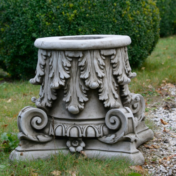 Verzierter Sockel für Steinfiguren