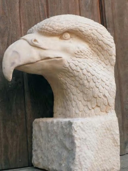 Falkenkopf aus Stein