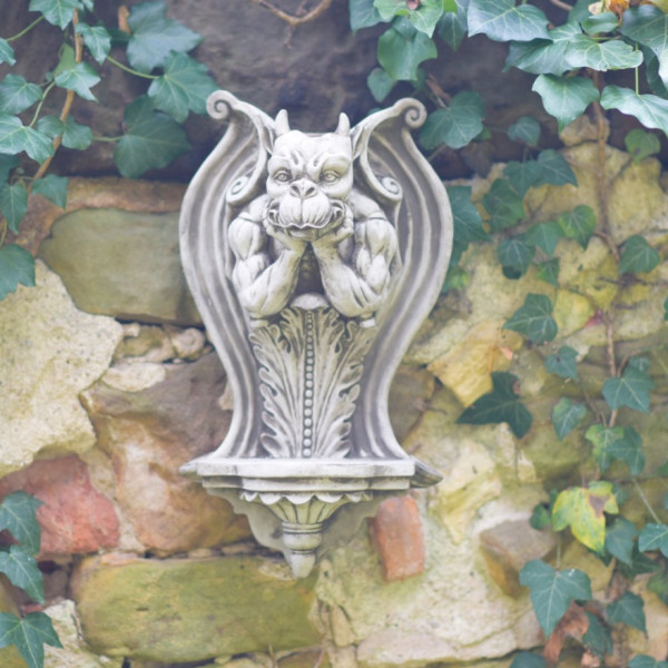 Grauer Gargoyle mit Kerzenhalter