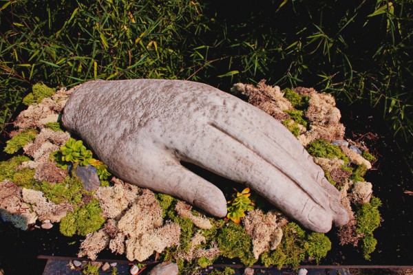 Große Hand aus Stein