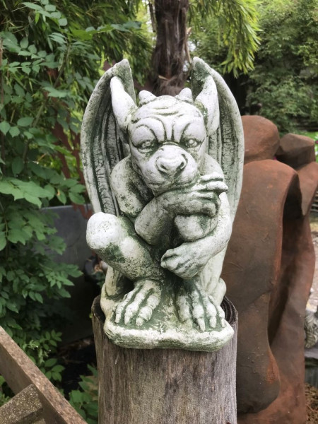 Gargoyle mit Flügeln beobachtend