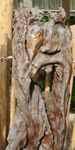 Holzgesicht für Innen- und Außenbereich