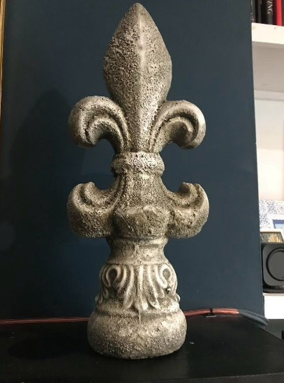 Fleur de lys Steinfigur