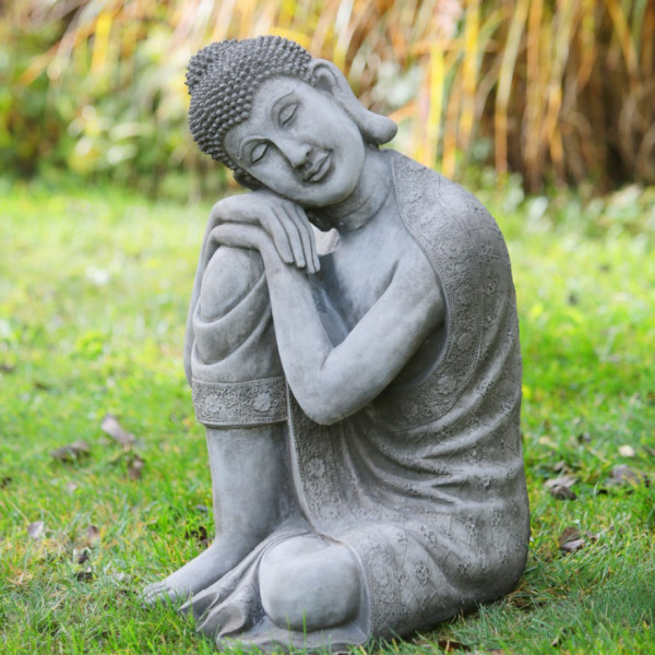 Buddha mit Kopf auf der Schulter