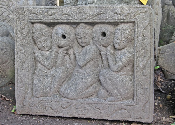 Frauen Relief