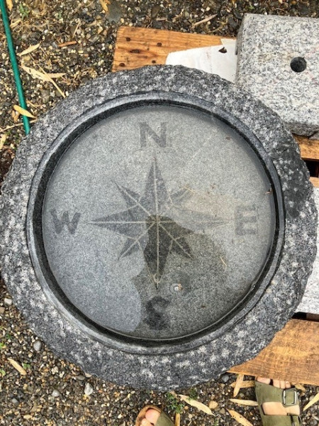 Vogeltränke Windrose aus Granit