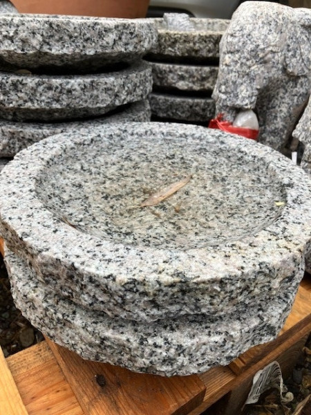 Vogeltränke rund aus Granit