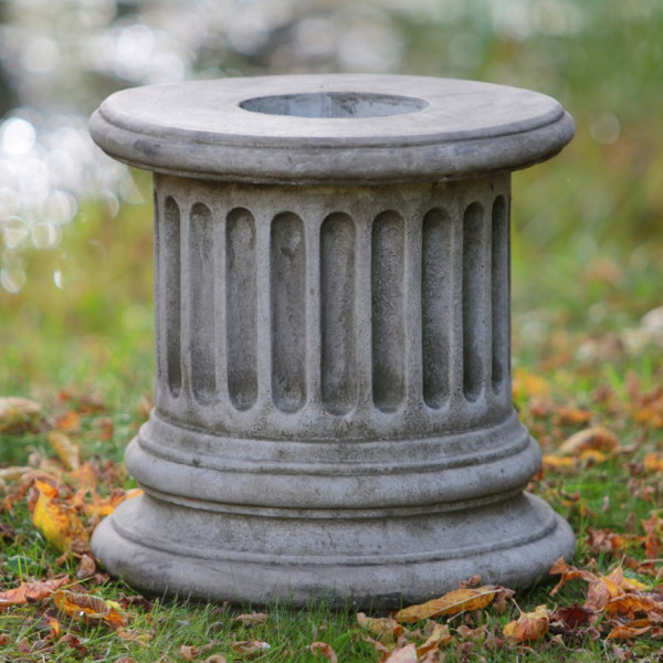 Niedriger runder Sockel für Steinfiguren