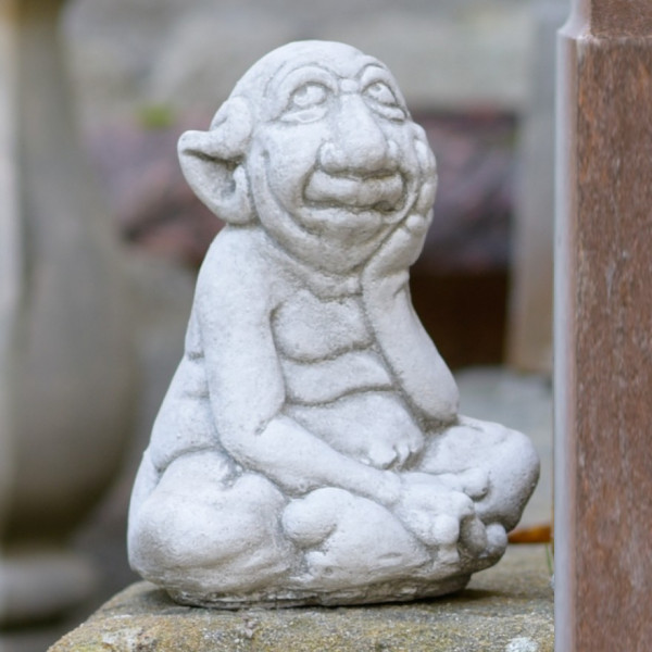 Kleiner Kobold im Schneidersitz