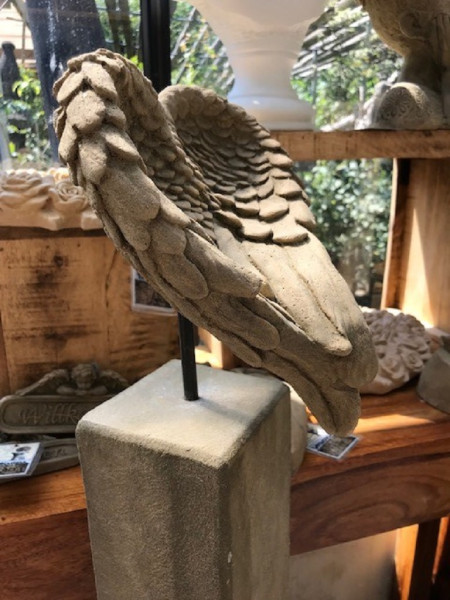 Flügelherz auf Stele