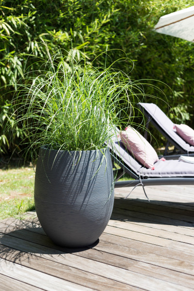 Eiförmiger Pflanztrog in Rillenoptik