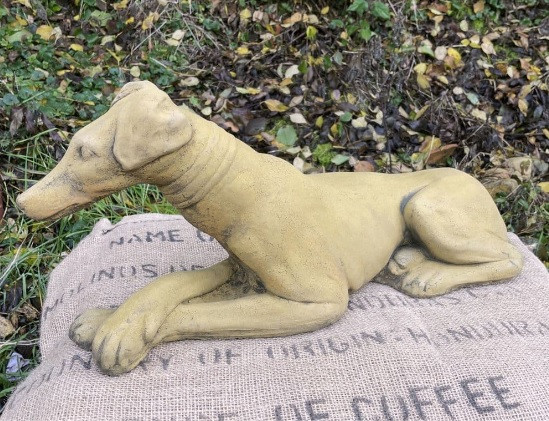 Liegender Whippet - Hund Steinfigur