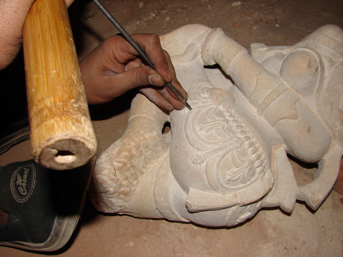 steinmetz-bei-der-arbeit-khajurao